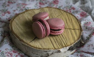 Broyez les framboises, mixez-les au mixeur, retirez les pépins en les passant au tamis. Ajouter le sucre cristallisé. Faire bouillir la crème et l'ajouter au chocolat noir. Une fois lisse, mélanger avec la purée de baies. Après avoir fouetté, couvrir d'un film et réfrigérer une journée. Assemblez le dessert en étalant la garniture et en reliant les biscuits entre eux.