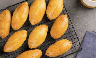 Coure al forn durant 25 minuts a 180 graus i refredar sobre una reixeta.