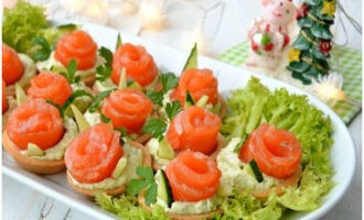 Aperitivo para a mesa festiva! Uma guloseima incrível não deixará ninguém sem emoções. Bom apetite!