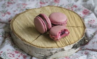 Homemade macarons are ready! If desired, refrigerate overnight. Serve with tea. Bon appetit!