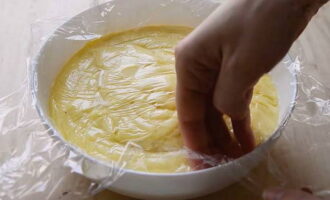 Coprire i piatti con pellicola trasparente e lasciarli raffreddare per almeno un'ora a temperatura ambiente. Trascorso questo tempo, per stratificare la torta Napoleone si può utilizzare la classica crema pasticcera al latte. Cottura deliziosa e di successo!