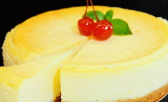 La classica cheesecake newyorkese è pronta! Togliere il dolcetto raffreddato dallo stampo e servire. Buon appetito! 