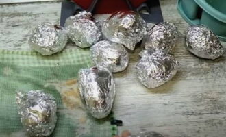 Balut setiap kentang dengan ketat dalam foil yang dilipat dalam 3-4 lapisan.