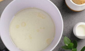 Metti il ​​kefir, il sale, lo zucchero semolato e l'olio vegetale in una ciotola.