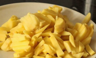 Next, cut the potatoes into small pieces.