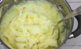 Come preparare delle deliziose torte di patate? Preparare in anticipo il ripieno di patate. Lavare, sbucciare e lessare le patate in acqua salata. Sbucciare la cipolla, tritarla finemente e friggerla in olio vegetale fino a renderla morbida. Scolare la maggior parte del liquido dalle patate bollite e ridurle in una purea. Quindi aggiungere la cipolla fritta, mescolare la purea, aggiustare di sale, condire a piacere e lasciare raffreddare.