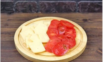 Kami memotong tomato dan keju menjadi kepingan nipis.