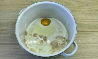 Panaskan sedikit susu dan tuangkan ke dalam mangkuk untuk menguli doh. Pecahkan telur ke dalamnya, tambah satu sudu teh garam, tuangkan 2 sudu besar minyak sayuran dan tuangkan doh yang sesuai. Campurkan bahan-bahan ini.