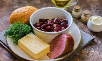 Como preparar uma salada simples e saborosa com feijão? É melhor usar feijão vermelho, abra a comida enlatada, escorra o suco e enxágue o feijão em água corrente.