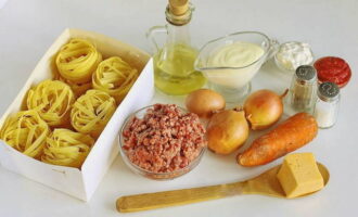 ¿Cómo cocinar pasta con carne picada en el horno? Pelar y lavar las cebollas y las zanahorias, medir todos los ingredientes necesarios para el plato.