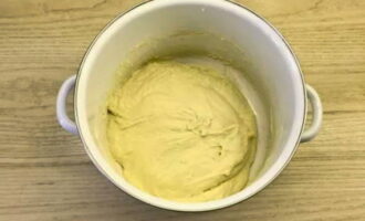 Ajoutez ensuite la farine tamisée au tamis à la base liquide et pétrissez la pâte avec vos mains pendant 7 à 10 minutes. Couvrir le plat avec une serviette et placer dans un endroit chaud pendant 30 à 40 minutes jusqu'à ce qu'il double de volume.