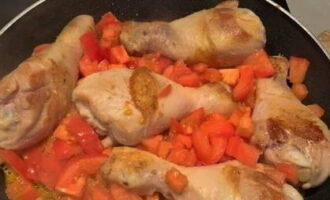 Agrega los tomates al pollo dorado, mezcla y cocina a fuego lento durante 10 minutos.