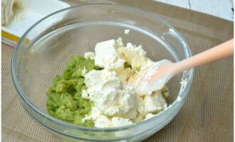 Adicione o cream cheese e misture os ingredientes.