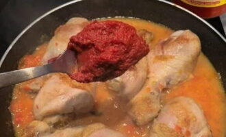 Add the contents of the frying pan with pureed tomato paste, mix and cook for 5 minutes.