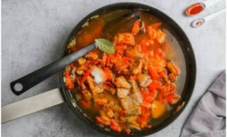 Mit Tomatenmark würzen und mit heißem Wasser auffüllen. Gut umrühren. Salzen und Lorbeerblatt hinzufügen. Eine halbe Stunde unter dem Deckel köcheln lassen.