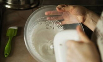 Amenez les 60 grammes de protéines restants à l'état de mousse. Introduisez lentement le sirop chaud au centre, sans cesser de jouer au batteur, battez pendant 10 minutes jusqu'à ce que la meringue refroidisse.