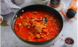 Comprobando la preparación de la carne. El tiempo de cocción depende del tamaño de los trozos de carne, de la frescura del producto y de las partes de la carne. Si lo desea, prepare una guarnición. La salsa universal combina armoniosamente con patatas, pasta o cereales.