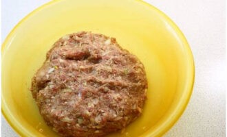 Das Hackfleisch zurück in die tiefe Schüssel geben, mit Frischhaltefolie abdecken und 1 Stunde im Kühlschrank ruhen lassen.