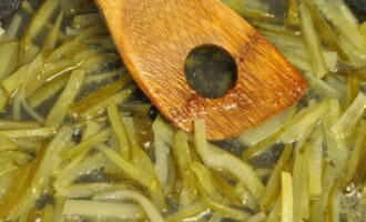 Doe de komkommers en een beetje bouillon in een koekenpan en kook op middelhoog vuur gedurende 5-7 minuten. Giet in de bouillon.