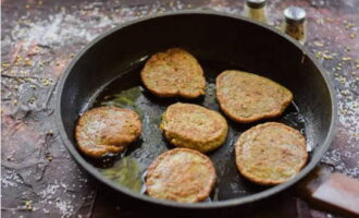 Ilagay ang kuwarta sa isang kawali na may langis ng gulay gamit ang isang kutsara at iprito hanggang sa mabuo ang isang pampagana na crust sa magkabilang panig.