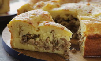 ¡El pastel de carne está listo! Después de enfriar el producto, retírelo con cuidado del molde. Transfiera a un plato y córtelo en porciones. Preparamos bebidas y servimos. ¡Buen provecho!