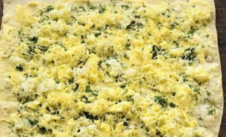 Successivamente, cospargere l'impasto con uova e formaggio. Sale a piacere.