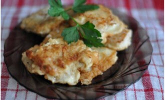 La goberge frite en pâte dans une poêle est prête. Aide-toi!