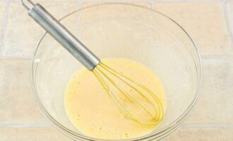 Preparate la crema: mettete in una ciotola i tuorli, i due tipi di zucchero, la farina, aggiungete un po' di latte e mescolate energicamente con una frusta.