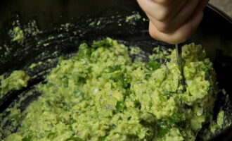 Molho de guacamole de abacate preparado de acordo com a receita clássica, misture bem e sirva imediatamente. Bom apetite!