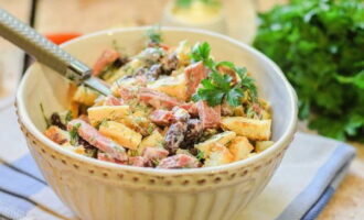 A salada com feijão em lata e croutons está pronta, você pode servir imediatamente na mesa como aperitivo. Bom apetite!