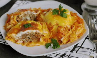 Los nidos de pasta con carne picada están listos, sírvelos calientes y decora con hierbas frescas. ¡Buen provecho!