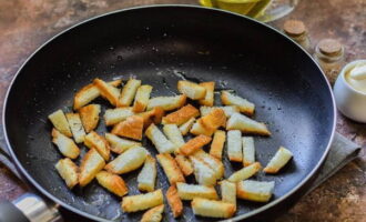 Varm stekepannen godt over høy varme og smør overflaten med vegetabilsk olje. Tilsett deretter det skivede brødet og stek det under omrøring i 2,5-3 minutter. Ikke stek den for mye eller overtørk den. 