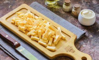 Corte o queijo duro em cubos ou barras pequenas.