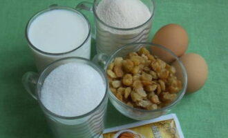 Bagaimana memasak manna dengan kefir dalam ketuhar mengikut resipi klasik? Untuk mempercepatkan proses dan untuk kemudahan anda sendiri, pra-edarkan komponen ke dalam gelas. Basuh kismis dengan teliti dan keringkan pada tuala.