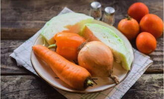 Klasiskos štovētos kāpostus ir ļoti viegli pagatavot. Lai paātrinātu procesu un mūsu pašu ērtībām, mēs izkārtojam visus nepieciešamos produktus.