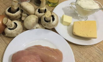 Klassische Julienne mit Hähnchen und Pilzen im Ofen ist ganz einfach zuzubereiten. Die Champignons waschen, das Hähnchen abspülen und mit Küchenpapier trocken tupfen.Bereiten Sie auch andere Produkte auf der Liste vor.