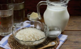 Come cucinare il classico porridge di riso in una casseruola sul fornello? Prepareremo i prodotti necessari secondo l'elenco.