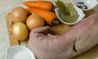 ¿Cómo cocinar deliciosamente lengua de res? Prepara tu lengua, verduras y especias.