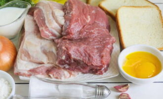 Las clásicas chuletas de carne picada en una sartén se preparan rápida y fácilmente. Prepararemos los productos necesarios según la lista.