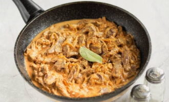 Perasakan dengan garam, lada sulah dan masukkan daun bay pada stroganoff daging lembu.