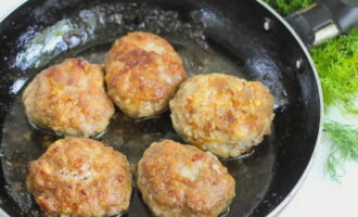 Frite até dourar por todos os lados. Após a fritura, as costeletas podem ser tampadas e cozidas por mais 10 minutos em fogo baixo.