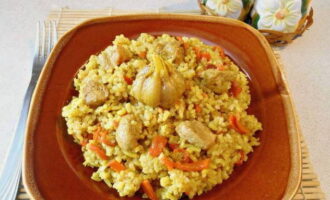 O pilaf clássico em casa está pronto! Transferimos o pilaf para pratos e iniciamos a degustação. Bom apetite!