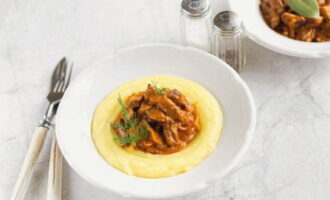 Serveer de afgewerkte beef stroganoff met aardappelpuree - een betere combinatie zul je niet vinden. Eet smakelijk!