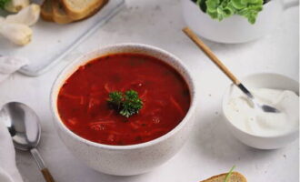 เท Borscht ที่เข้มข้นลงในชามที่แบ่งส่วนแล้วเพลิดเพลิน อร่อย!