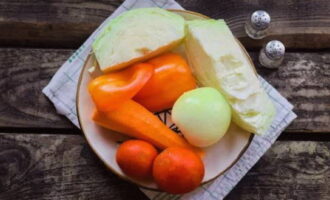 Puliamo e sciacquiamo le verdure sotto l'acqua corrente e lasciamo asciugare.