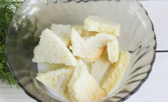 Eliminate la crosta dalle fette di pane. Riempire la polpa con latte o acqua e lasciare gonfiare.