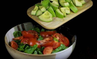 Skær to mellemstore avocadoer i halve, fjern pit, skræl og skær kødet i små skiver.