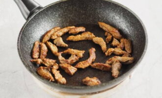 Jika kuali kecil, maka lebih baik goreng daging dalam bahagian kecil sehingga perang keemasan. Ini juga akan menghalang pembebasan sejumlah besar jus daging, kerana dalam kes ini daging lembu tidak akan digoreng, tetapi direbus, dan kami tidak mahu itu.