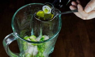 Em seguida, pegue um liquidificador para preparar o molho para salada. Coloque a pimenta malagueta picada e o abacate em uma tigela. Despeje o azeite. A propósito, o chili pode ser adicionado conforme desejado. 