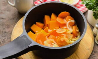 Place pieces of pumpkin and fried vegetables in a saucepan or saucepan. Fill with hot water and put on fire.